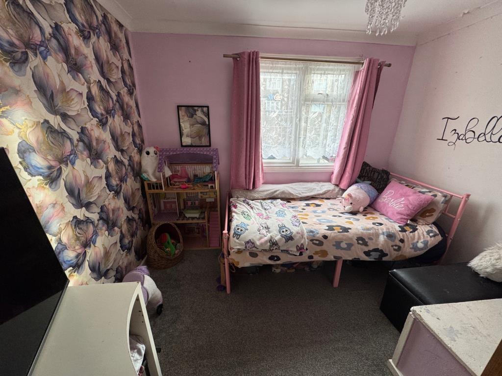 Lot: 156 - FREEHOLD INVESTMENT - THREE-BEDROOM SEMI-DETACHED HOUSE - Bedroom 3